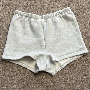 aritzia - tna sweatfleece cozy fleece perfect fit shorts (light grey)